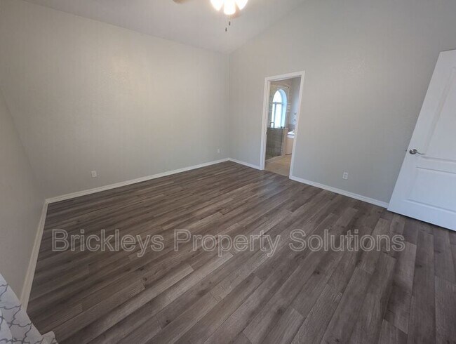 Building Photo - 9213 E Wood Dr