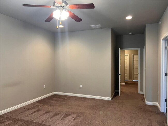 Building Photo - 13800 Lyndhurst St