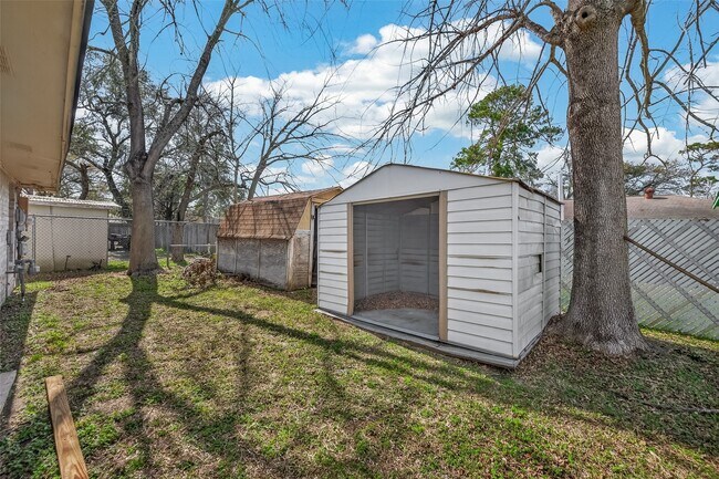 Building Photo - 10607 Bainbridge St