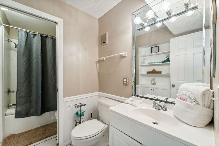 Building Photo - 8743 Thomas Dr