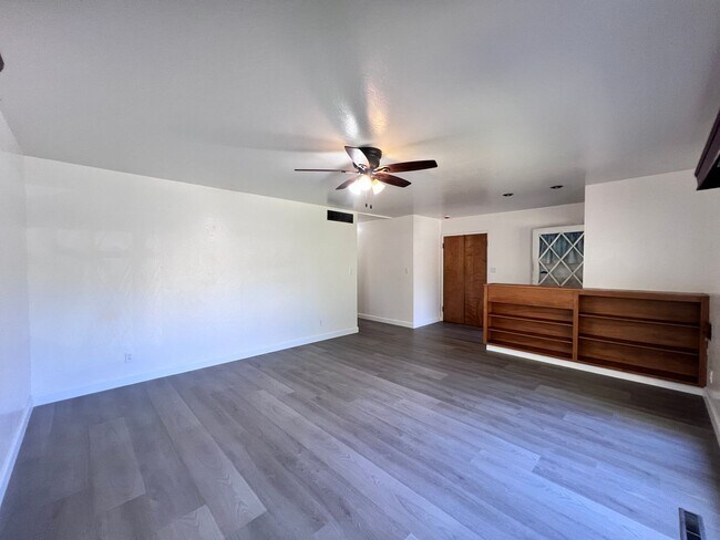 Building Photo - 37565 2nd St
