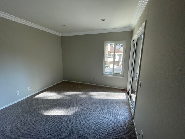 Building Photo - Impeccable end-unit La Mancha townhome in Mission Viejo