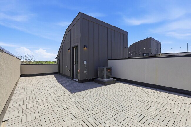 Building Photo - $2,745.95, 2-bed, 2.5 bath, located in Denver with a Rooftop Patio