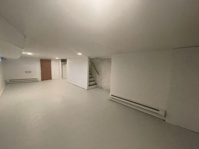 Building Photo - 2710 Woodlawn St