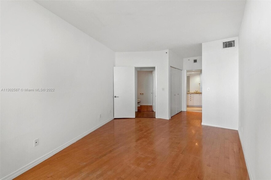 Building Photo - 300 S Pointe Dr