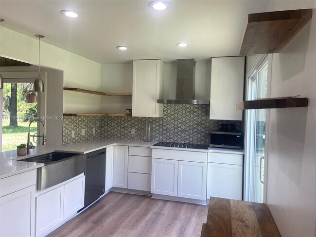 Primary Photo - 16059 Wiltshire Dr E