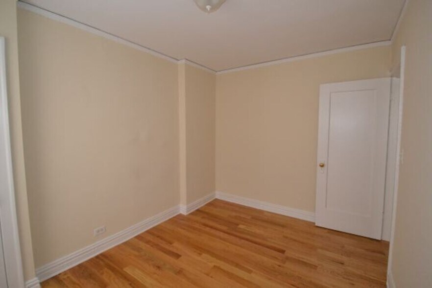 Building Photo - 429 W Roscoe St