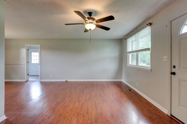 Building Photo - 729 Welsey Dr