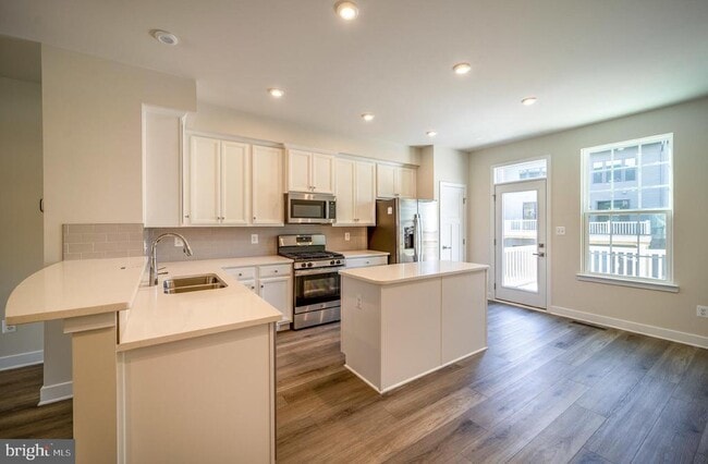 Building Photo - 14064 Sunrise Valley Dr