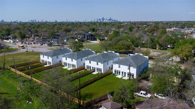 Building Photo - 5506 Pershing St