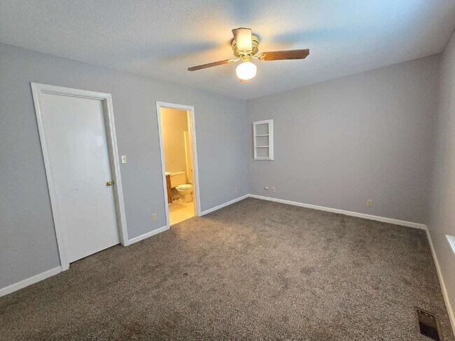 Building Photo - 572 Danielle Dr