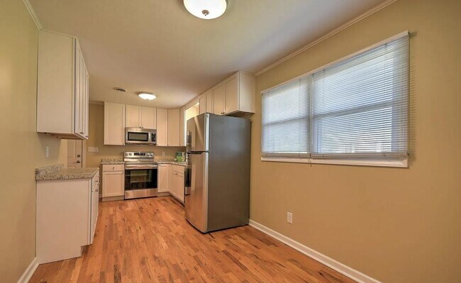 Building Photo - 1832 W Lakeview Dr