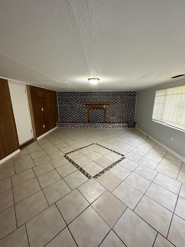 Building Photo - 2202 Forest Hills Rd