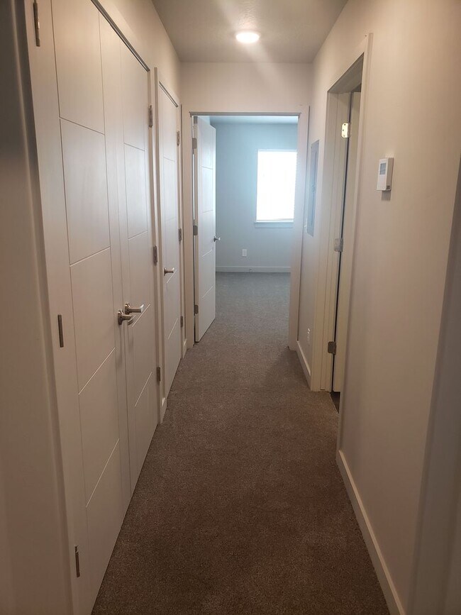 Building Photo - This is a beautiful, 2 bed 1 bath is located in Springville