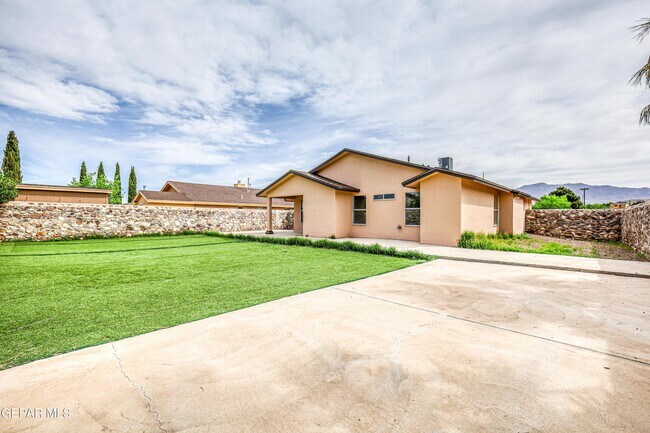 Building Photo - 5729 Saplinas Rd