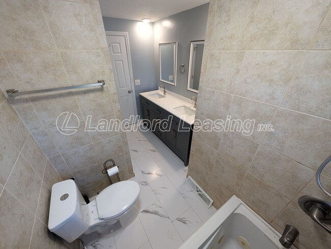Building Photo - Beautiful 4-Bedroom Split-Level Home with ...