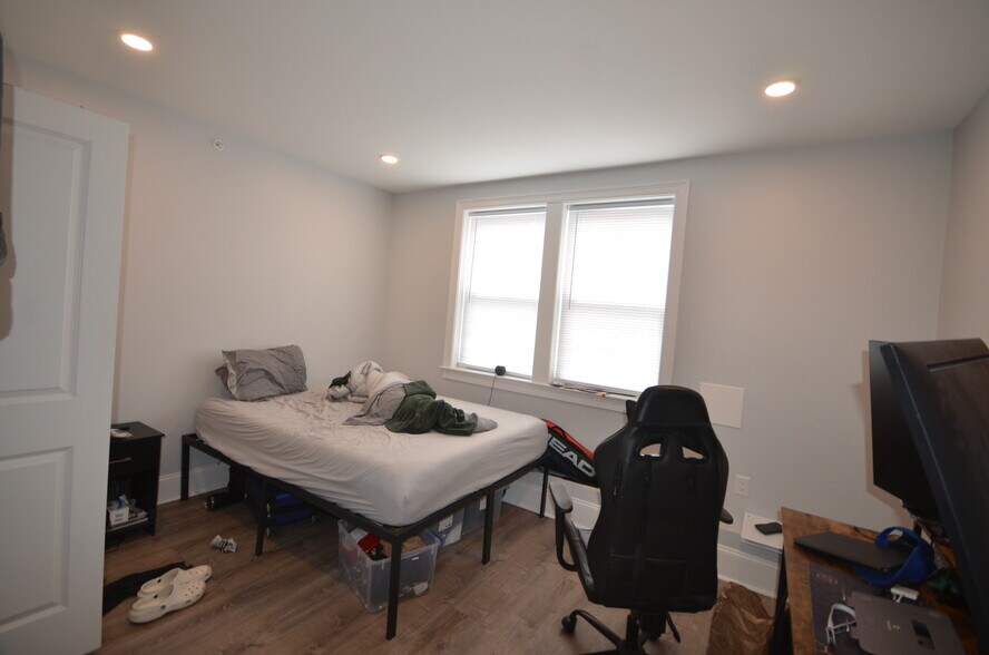 Building Photo - 106 Kenrick St