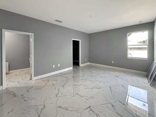 Building Photo - 5325 27th St SW