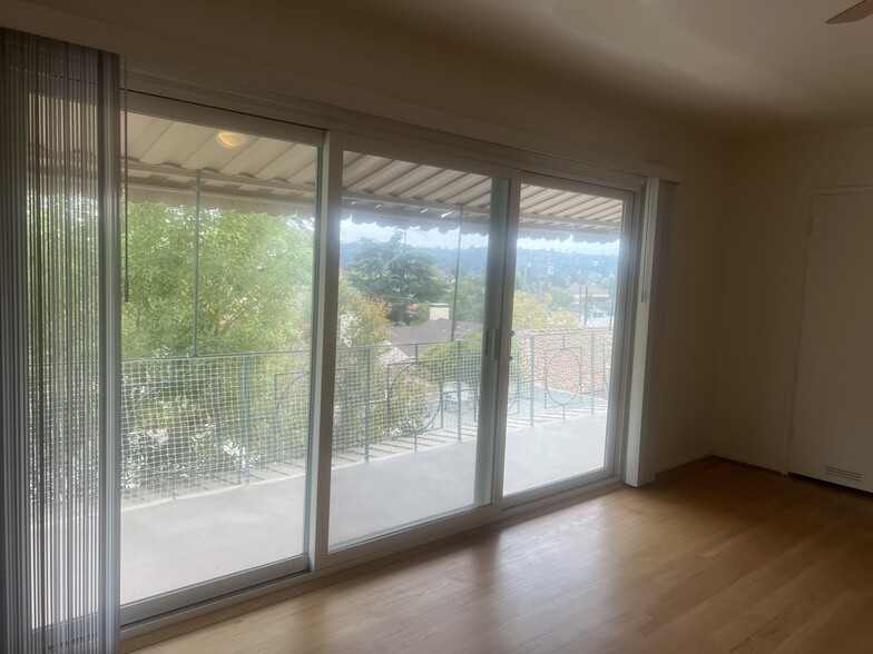 Primary Sliders to Balcony - 2030 State St