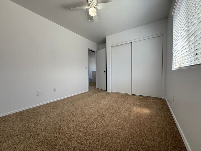 Building Photo - 51st Ave and Broadway, 3 bed, 2.5 bath, Fr...