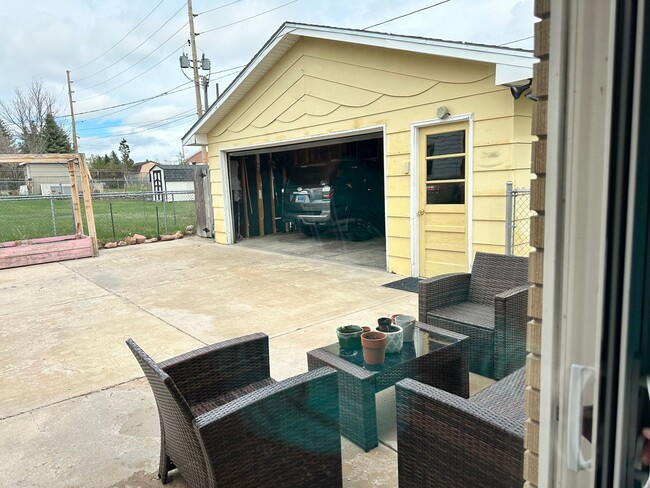Building Photo - 5 Bedroom ,3 bathroom Single Family Unit