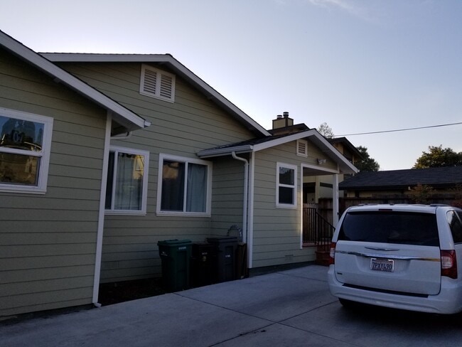 Building Photo - 2913 Carmel St