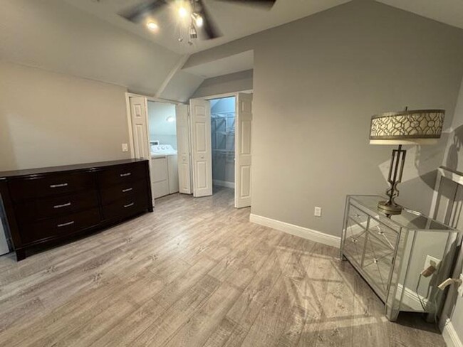 Building Photo - 1 Bedroom Renovated Garage Apartment