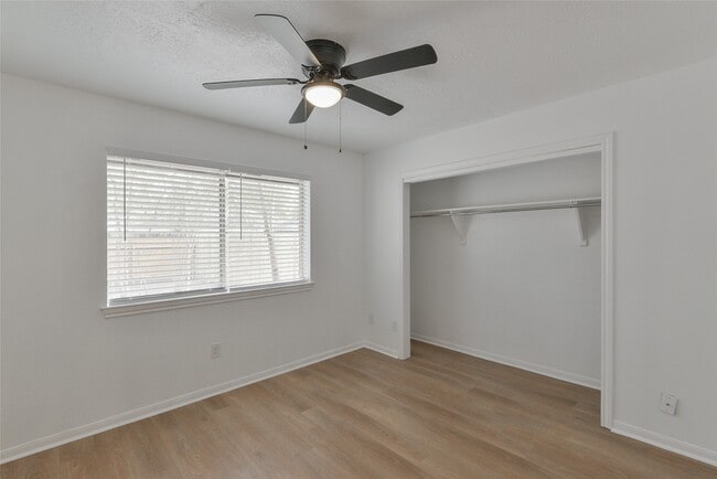 Building Photo - 2075 Little Cedar Dr