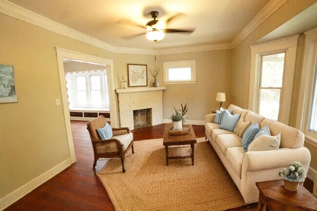 Building Photo - 2-Bedroom Lakewood Gem in the Heart of the...