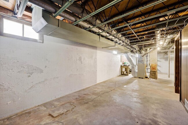 Building Photo - 514 W Lakeside St