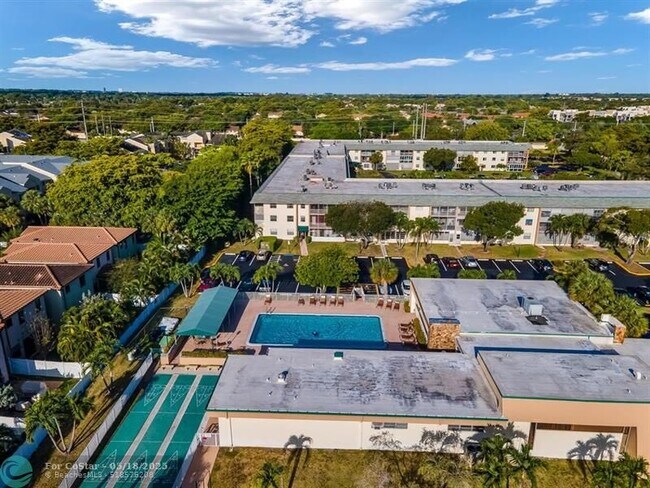 Building Photo - 4990 E Sabal Palm Blvd