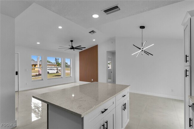 Building Photo - 1324 SE 22nd Terrace