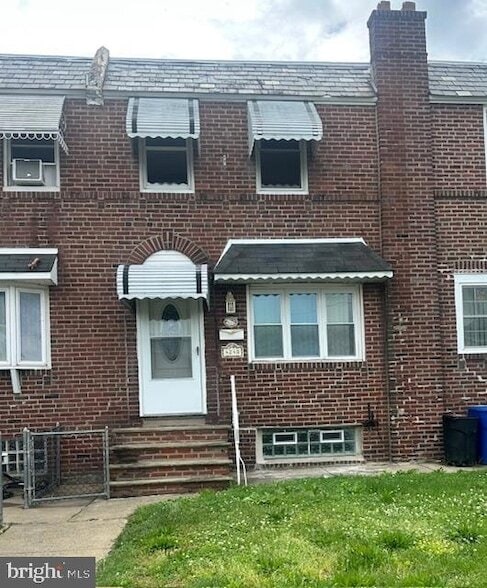 Building Photo - 4240 Sheffield Ave