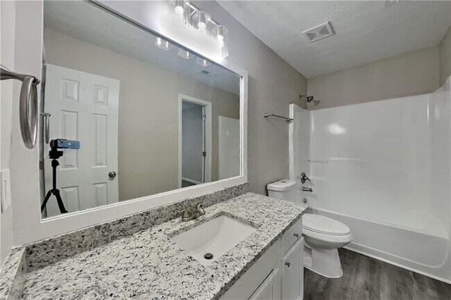 Building Photo - 1294 Log Cabin Ln SE