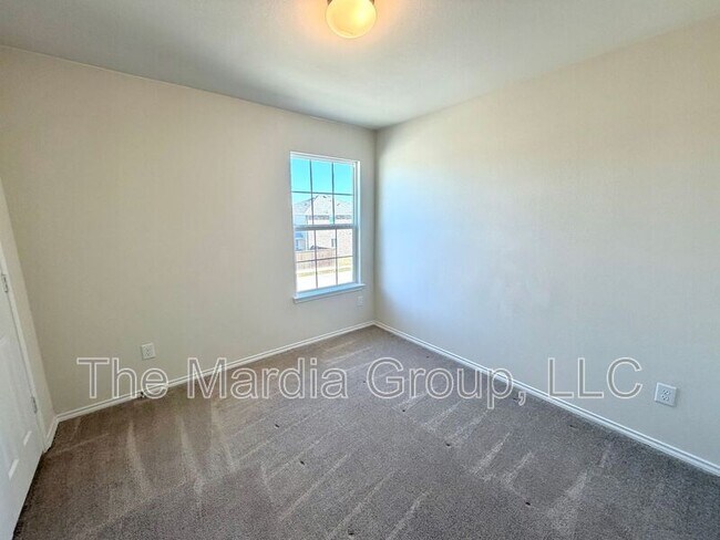 Building Photo - 2006 Hummingbird St