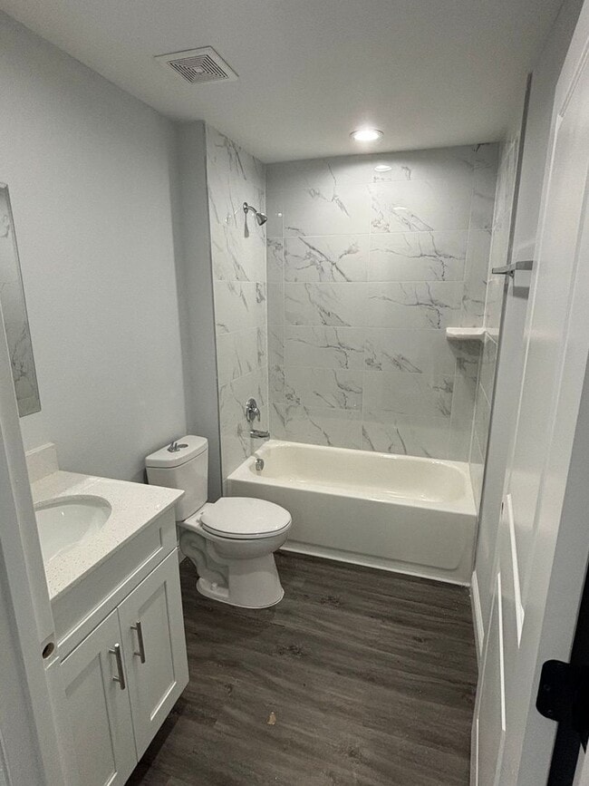 Building Photo - LIKE NEW DESIGNER HOME 3/2 READY FOR NEW F...
