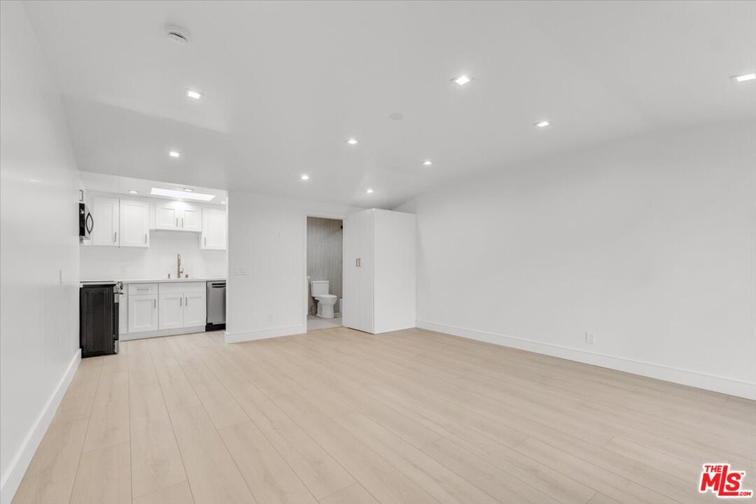Building Photo - 5715 Oso Ave