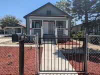 Building Photo - Bright & Clean 2 Bed | 1 Bath Home With a separate Den– 906 Sq. Ft. with Private Parking! Now Ava...