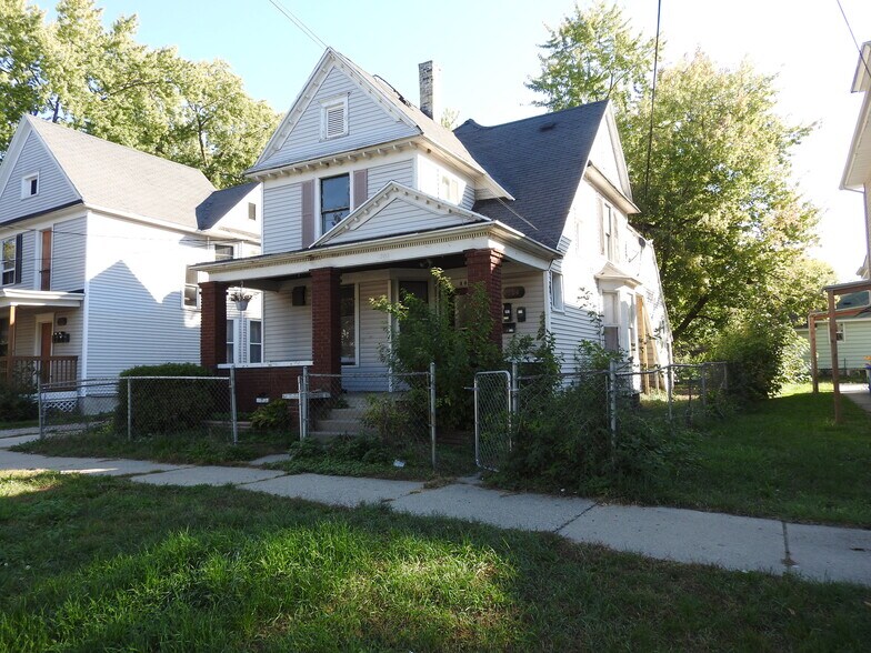 Building Photo - 306 Gold Ave NW