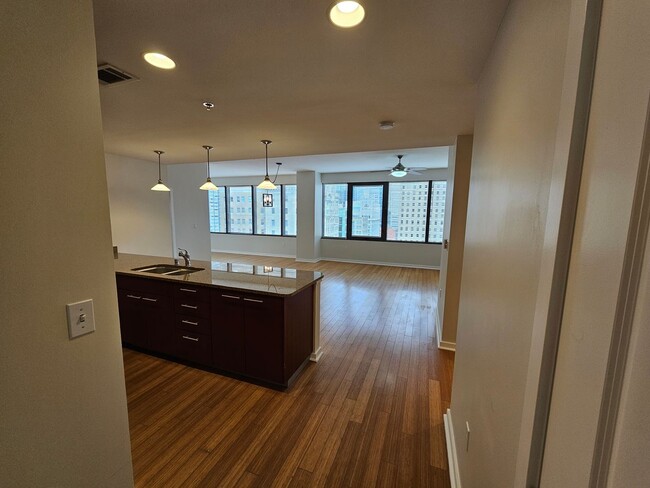 Building Photo - Downtown condo with roof top pool & concie...