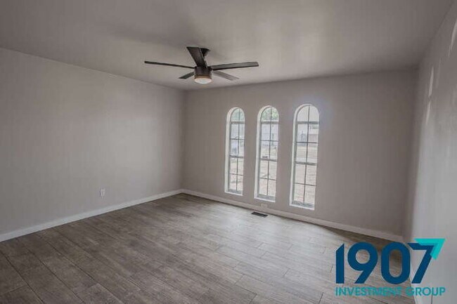 Building Photo - Three Bedroom House in SW OKC/Moore Schools