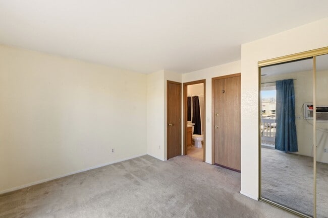 Building Photo - Open Concept Two Bed Two Bath Townhouse!