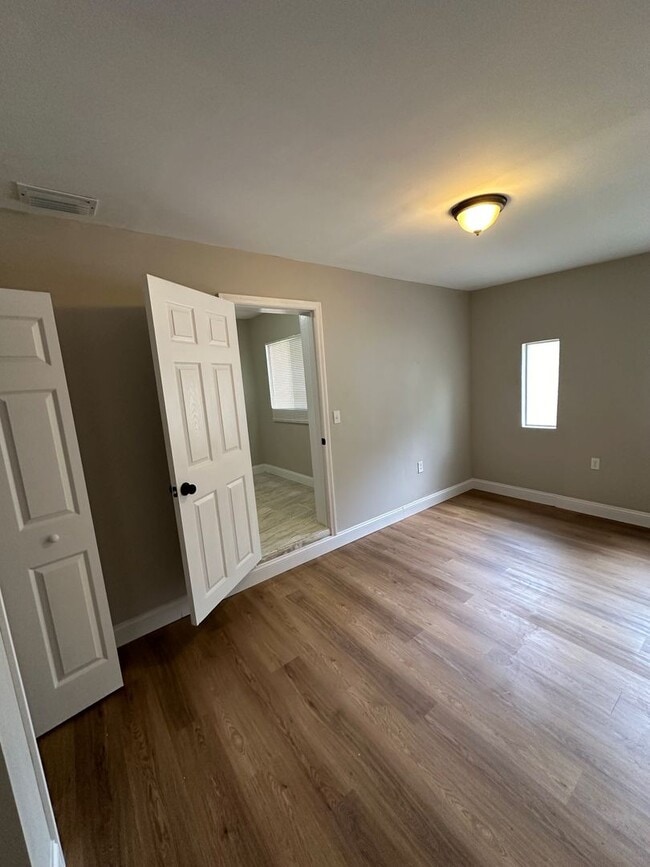 Building Photo - **4/2 BR Single Family home : Available Now