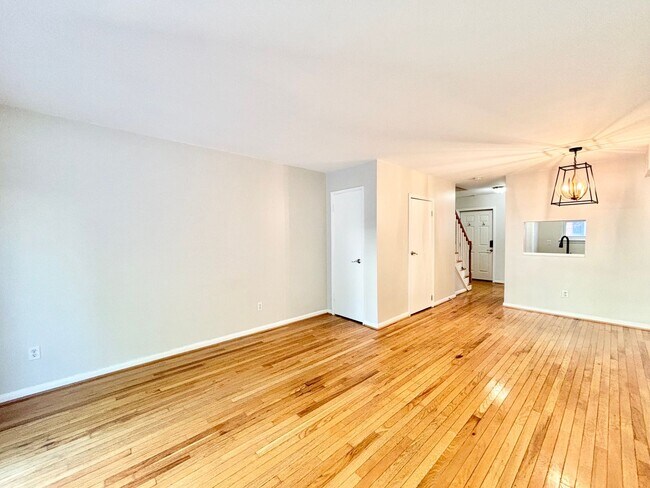 Building Photo - Gorgeous Condo in Willoughby Beach