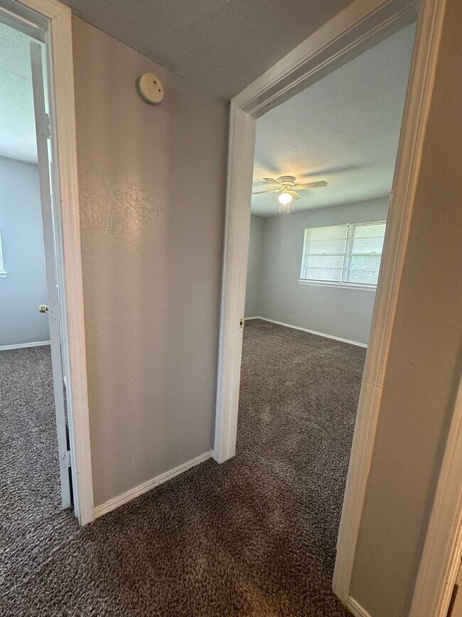 Building Photo - 4844 Woodview Dr