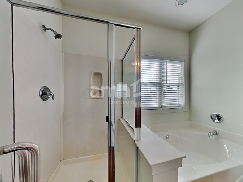 Building Photo - 1079 Moss Grove Dr