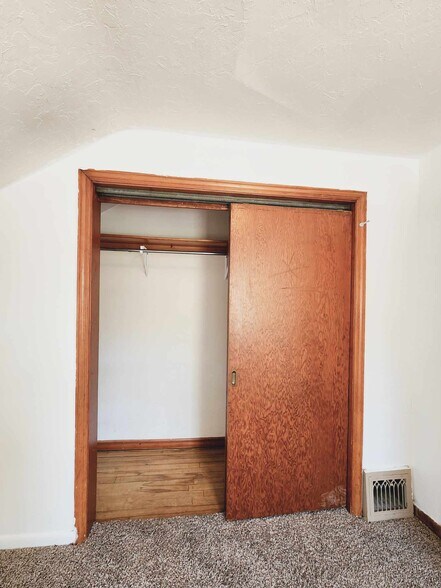 Building Photo - 265 Stevens St W