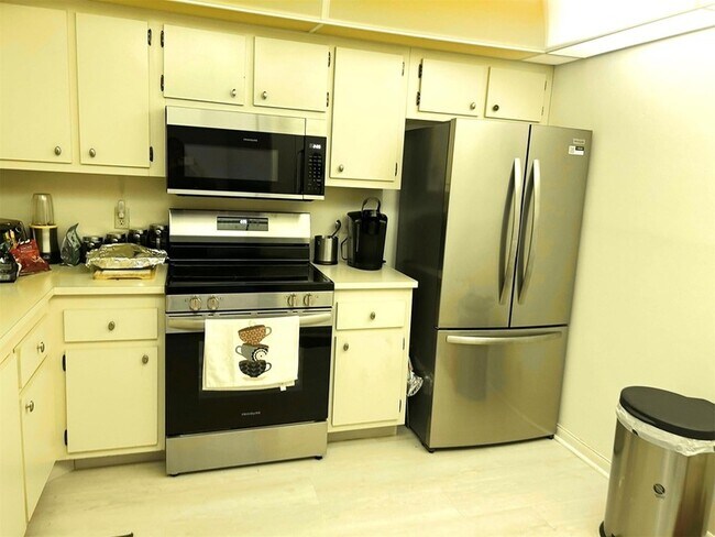 Building Photo - 1902 Bermuda Cir