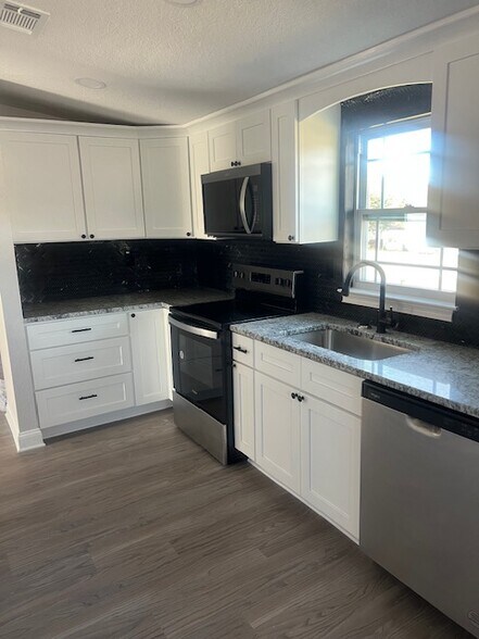 Building Photo - 4454 Lower Meadow Rd