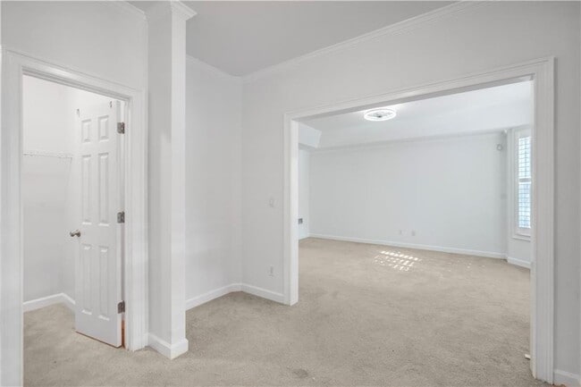 Building Photo - 3405 Regent Pl SW